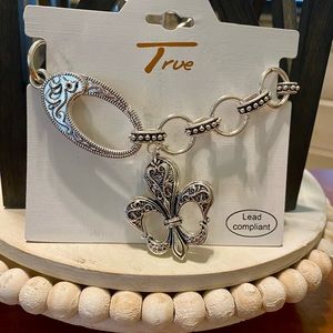 True Fleur de Lis Chain Bracelet (a6)